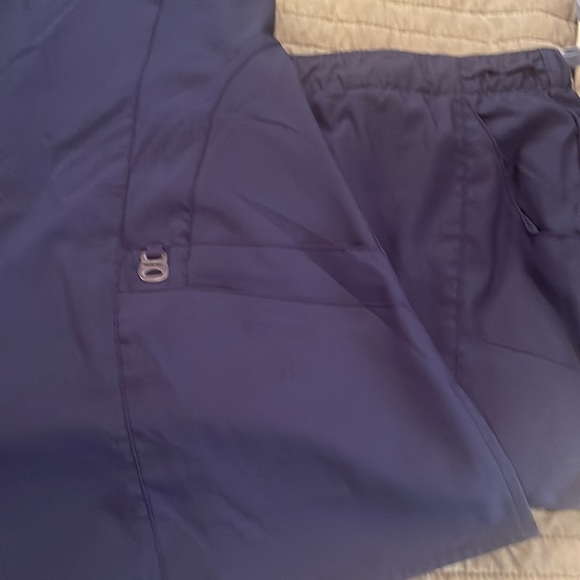 Never worn royal blue scrub set - Picture 3 of 4